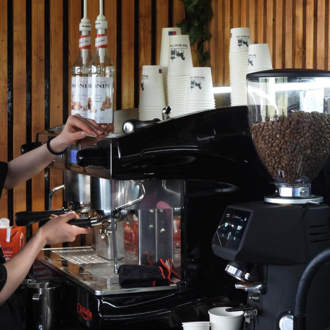 Cafea preparată la espressorul din Vagonul cu Poveste