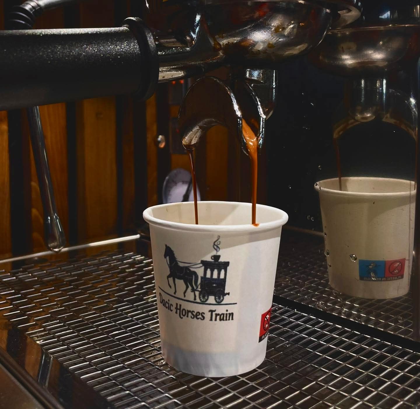 Espresso turnat în paharul Dacic Horses Train