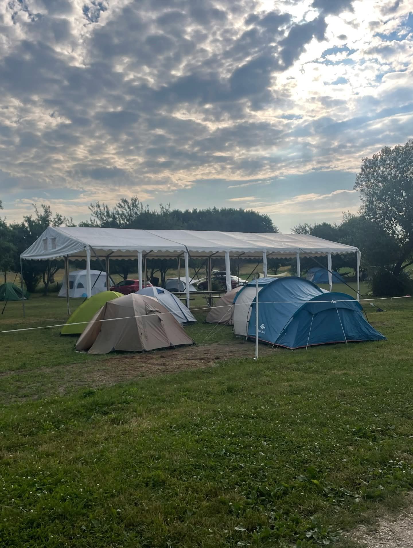 Corturile taberei de vară