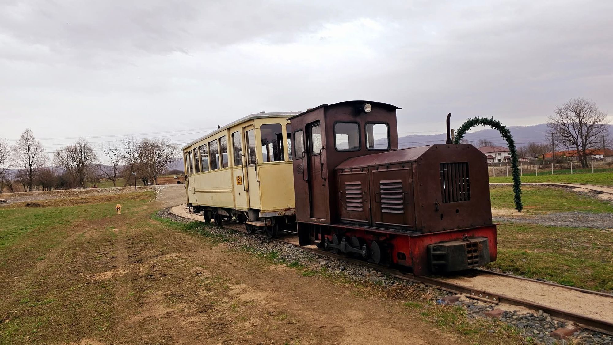 Locomotiva diesel cu vagonul în curbă