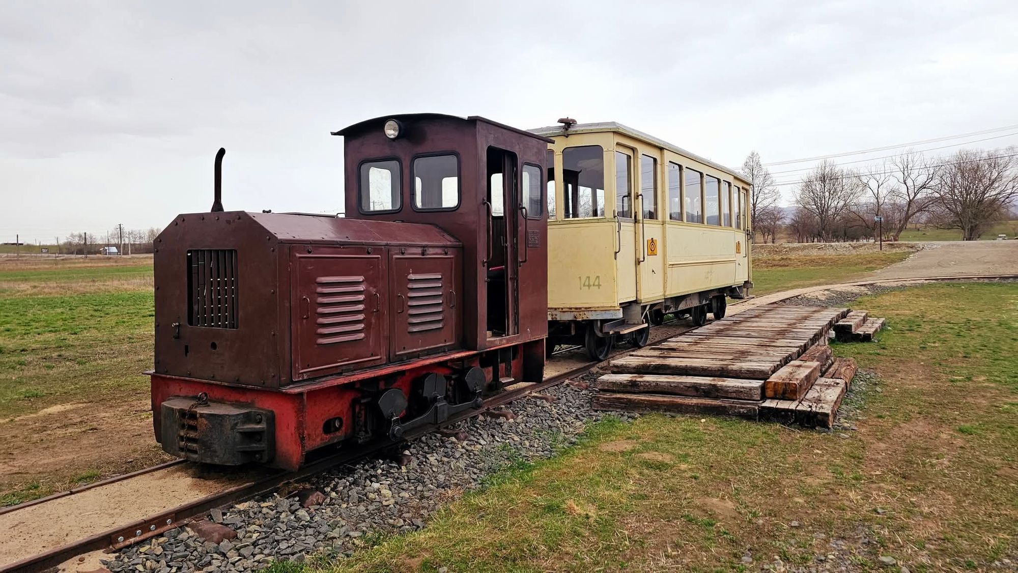 Locomotiva diesel și vagonul de călători 144