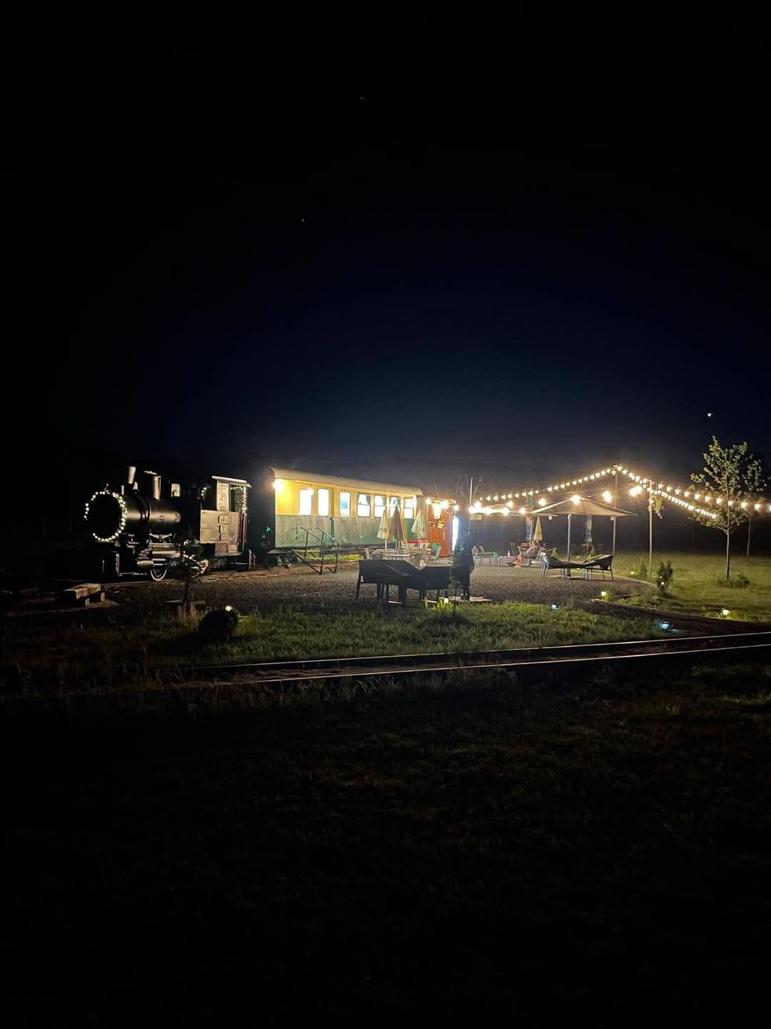 Vagonul cu Poveste noaptea, cu terasa luminată
